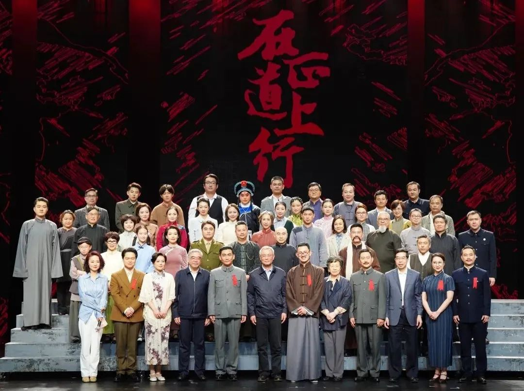 问鼎娱乐app·蓝硕以科技赋能话剧《在正路上杏追圆满演出